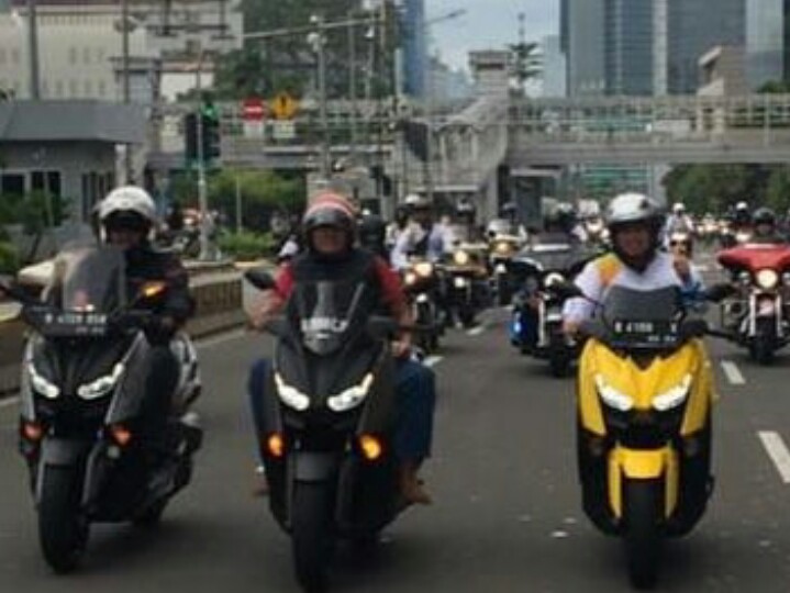 Ketua IMI DKI Anondo Eko (paling kiri) meriahkan touring motor kampanye Millenial Road Safety Festival 2019. (foto : ist)