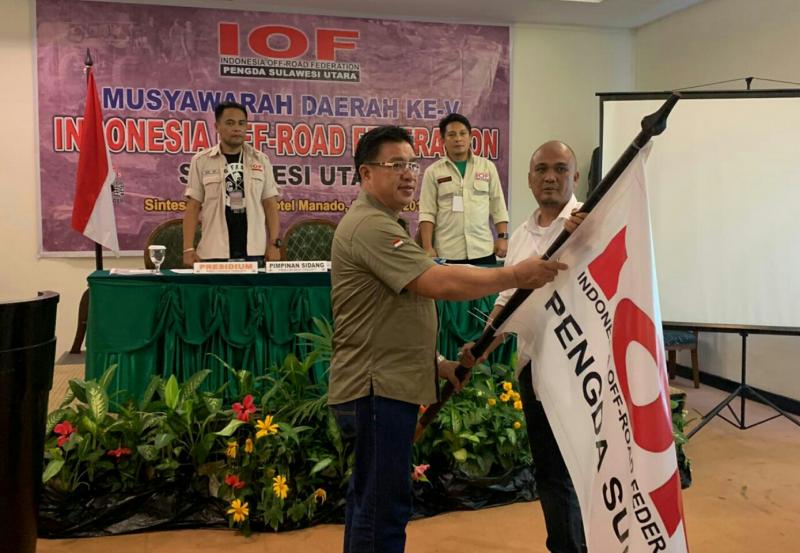 Tony Lasut menerima pataka usai terpilih sebagai Ketua Pengda IOF Sulut. (foto : windy).