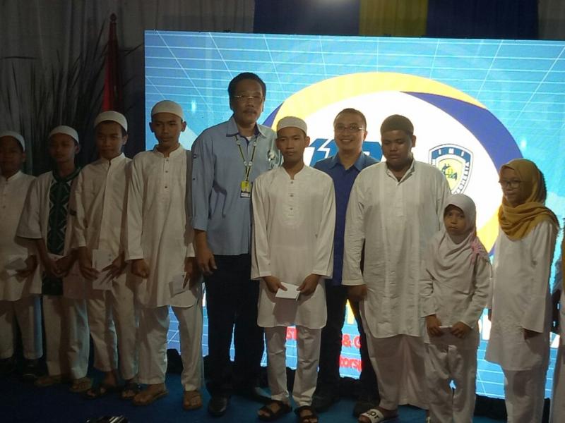 Ketua Badan Pengawas Boy Joedo dan Ketum IMI Pusat, Sadikin Aksa beri santunan kepada anak yatim piatu dari panti asuhan di Jakarta. (foto : bs)