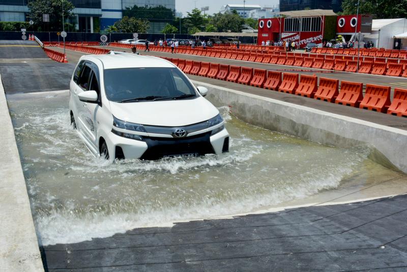 Toyota Avanza diuji di medan dengan kubangan air pada fasilitas Toyota Driving Experience. (foto : ist)