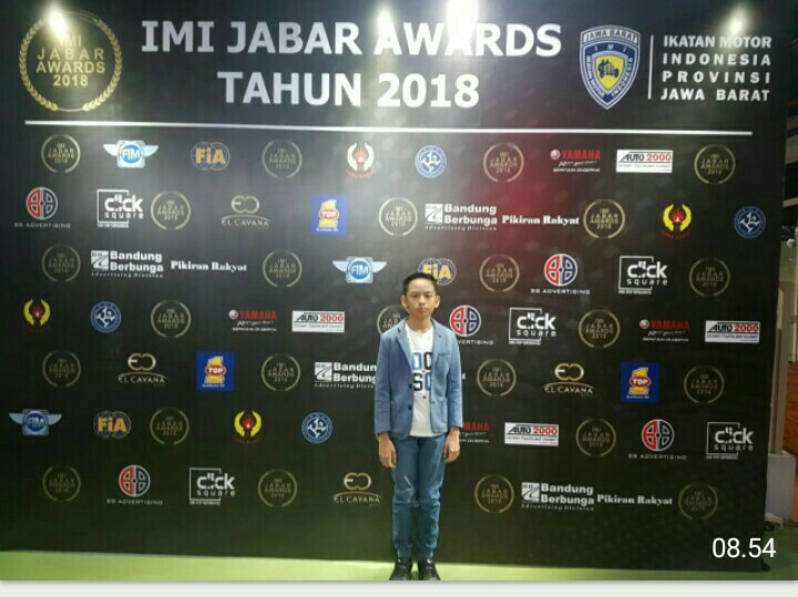 Michael Orlando dengan backdrop IMI Award Jabar, tekad prestasi lebih baik. (foto : ist)