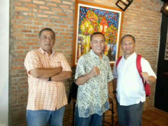 Dari kiri Julian, Joko Triyanto dan Amirudin. Akan meladeni hingga ke Mahkamah Agung sekalipun. (foto : bs)