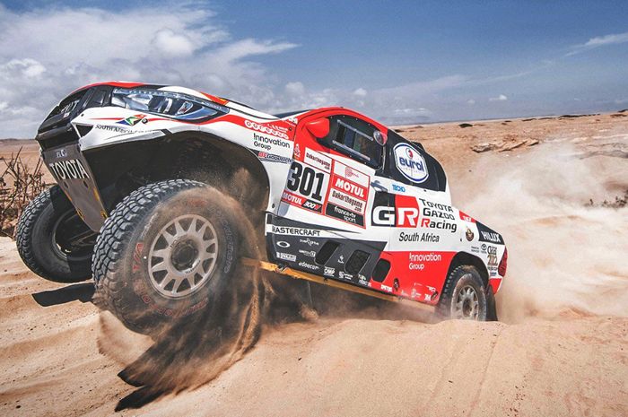 Fernando Alonso taklukkan lintasan Reli Dakar bersama Toyota Hilux (ist)
