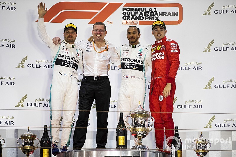 Charles Leclerc bersama duo pembalap Mercedes di podium Bahrain (ist)