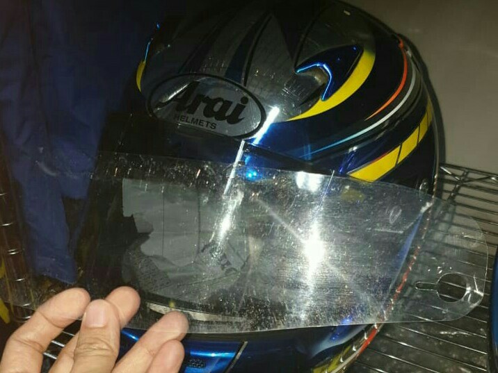Lapisan tear off yang dipasang di kaca helm Michael Orlando. (foto : bs)