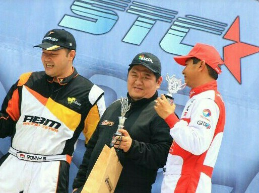 Ferry Yanto Hongkiriwang (tengah), akan membawa para juara JSTC 2019 ikut balap di Sepang, Malaysia. (foto : ist)