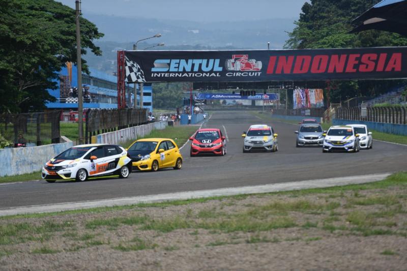 Fastest Lap di seri pertama ini diraih Sendy Setiawan dari ABM Motorsport dengan catatan waktu 1:56.447.