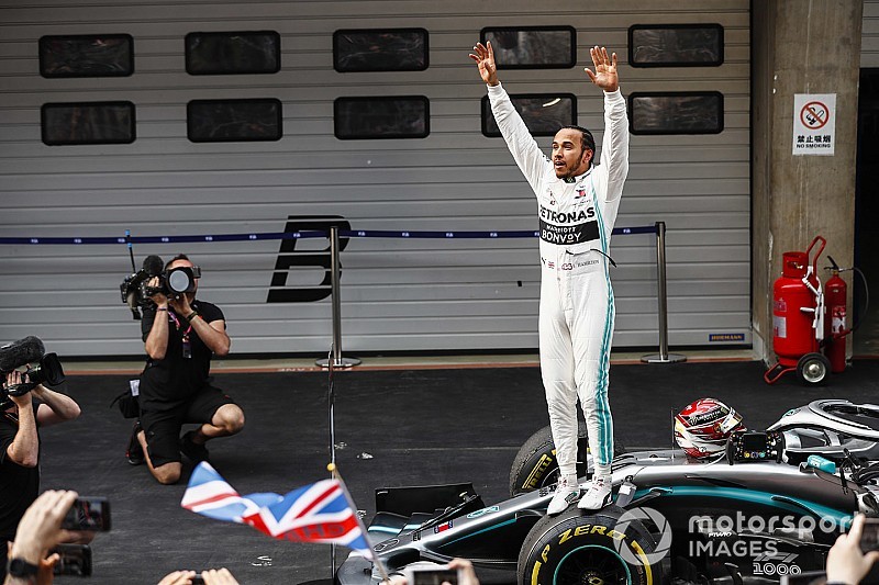 Selebrasi Lewis Hamilton usai memenangi GP China (ist)