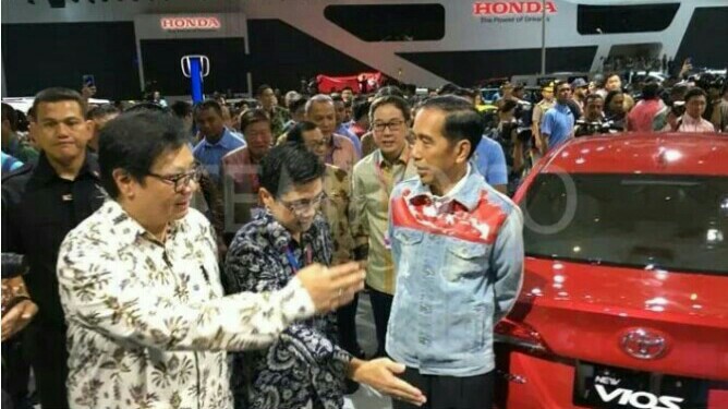 Presiden Jokowi didampingi Menperin Airlangga Hartarto mampir di booth Toyota, IIMS tahun lalu (foto : tempo)