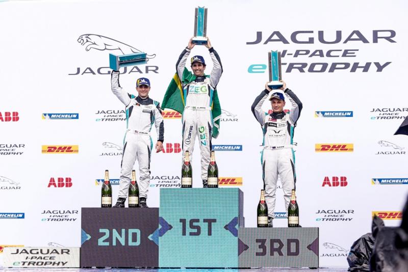 Mitch Evans (tengah) dari tim Panasonic Jaguar Racing berselebrasi di podium