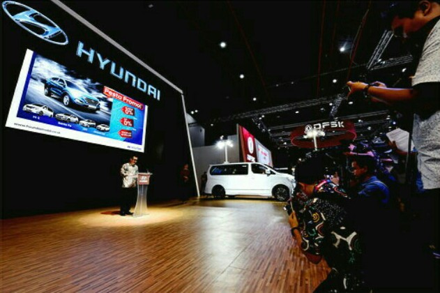 Peluncuran model baru di booth Hyundai pada IIMS tahun lalu.  (foto : tony) 