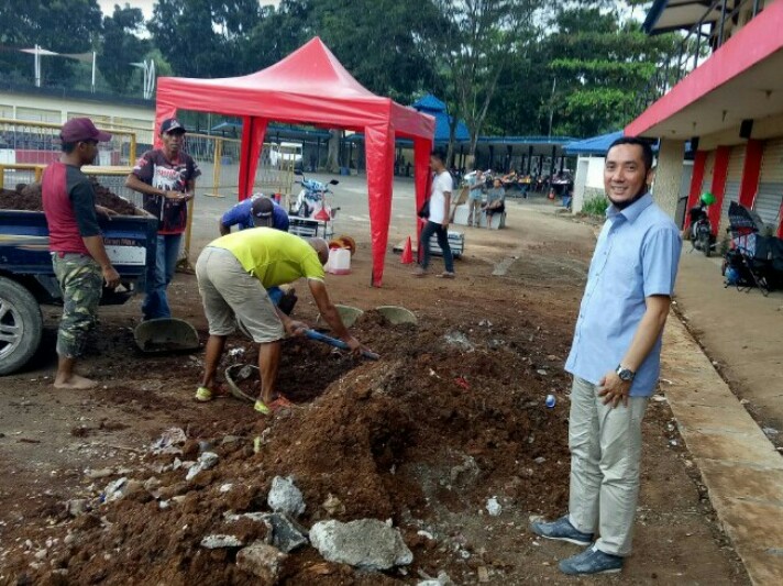 Kemas Haikal memimpin langsung pekerjaan renovasi di sirkuit gokart Sentul Bogor. (foto : bs) 