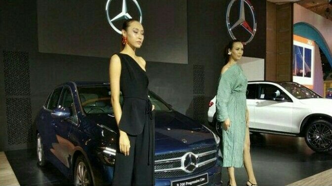 Booth Mercedes-Benz di hall D lakukan launching produk teranyarnya di Telkomsel IIMS 2019. (foto : tribun jakarta) 