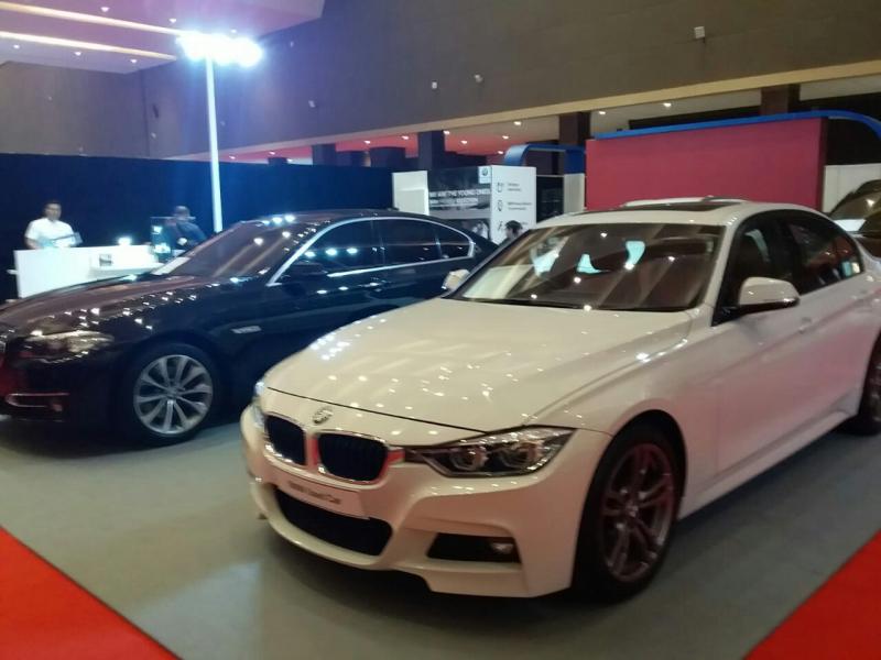 Booth BMW juga memajang used car di Telkomsel IIMS 2019. (foto : rnp)
