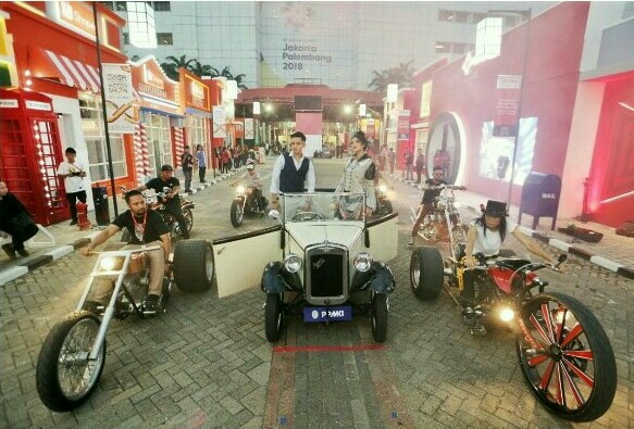 Aksi Bingky dan kawan dengan motor uniknya mewarnai acara outdoor area di Telkomsel IIMS 2019. (foto : dp) 