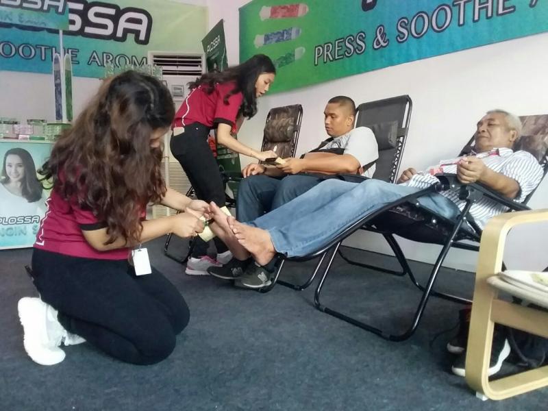 Jasa massage disediakan secara gratis di booth Sophee di Telkomsel IIMS 2019. (foto : rnp) 