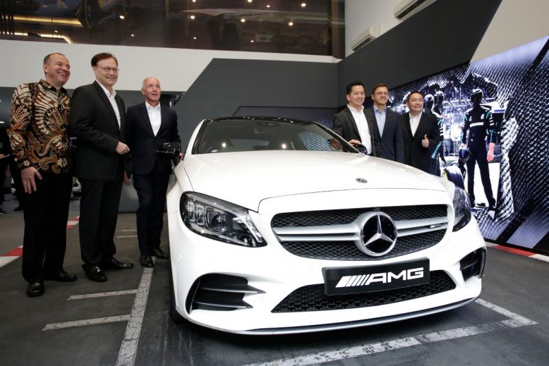 AMG Performance Center dari Mercindo Autorama mampu menampilkan hingga empat kendaraan Mercedes-AMG di dalam showroom.