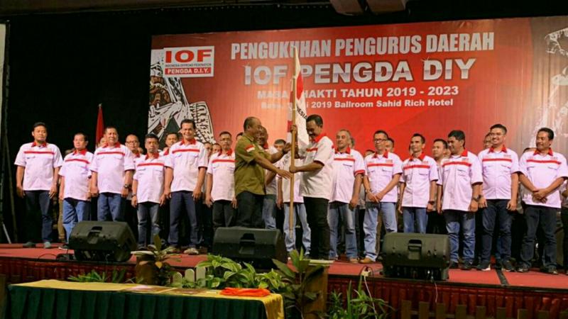 Sekjen IOF Pusat H. Joko Permana melantik Dewata sebagai Ketua IOF DIY.  (foto : wawan) 