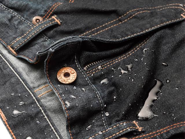 Jeans Wrangler dengan teknologi water repellent, cocok dipakai touring (ist)