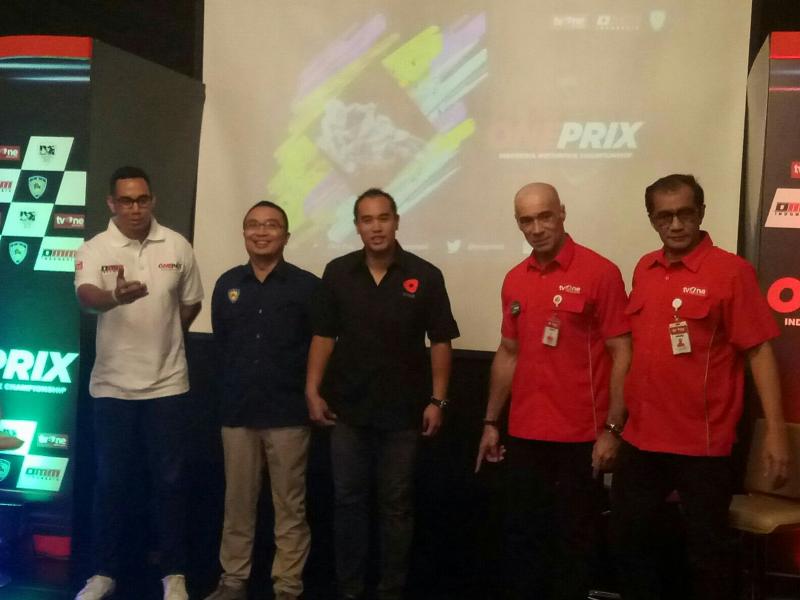 Ardi Bakrie (tengah), akan mengemas balap Oneprix menarik hingga disukai masyarakat Indonesia. (foto : bs) 