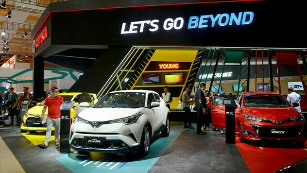 Booth Toyota di pameran otomotif Telkomsel IIMS 2019 di JI-Expo Kemayoran Jakarta. 