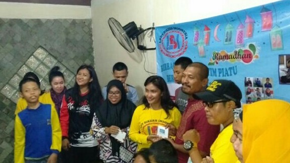Inuk Blazer (kaos kuning) dan kawan-kawan bersama anak yatim dalam kegiatan Lady Bikers Indonesia di Gunung Putri Cibinong