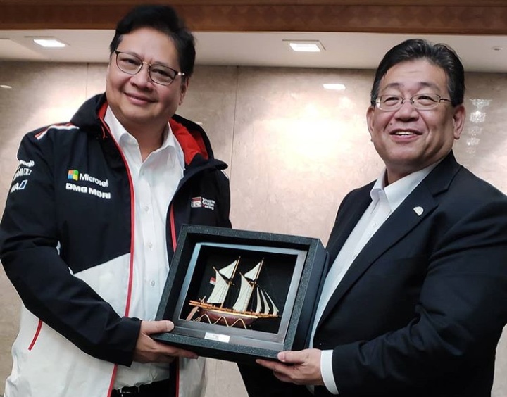 Airlangga Hartarto, Menteri Perindustrian RI bersama Susumu Matsuda, Deputy CEO Toyota Corp. (foto: airlanggahartarto4.0)