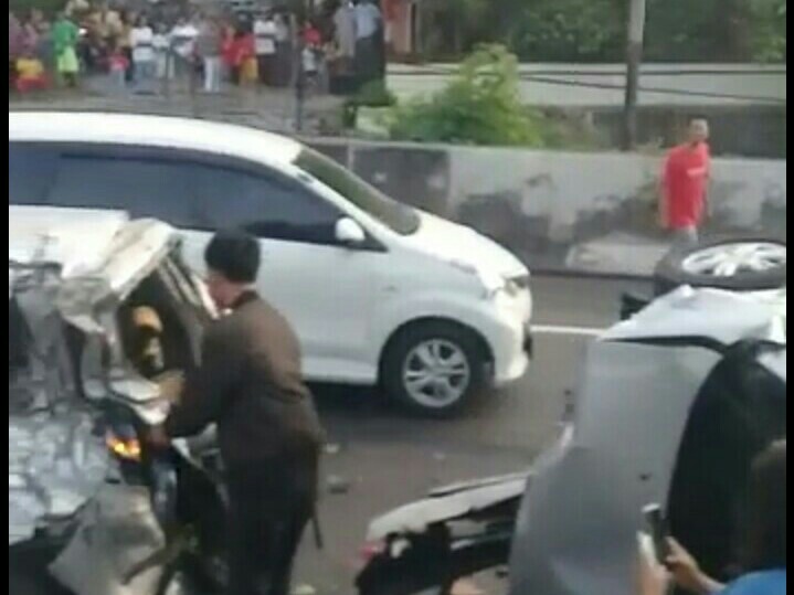 Akibat truk rem blong mengakibatkan 7 kendaraan lain alami kecelakaan karambol di tol Tembalang Semarang.