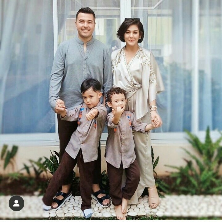 Rifat Sungkar dan keluarga kecilnya, berinteraksi dengan followernya saat Lebaran dengan siapkan THR
