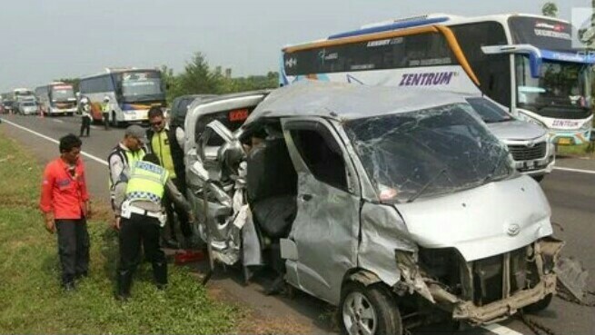 Kecelakaan karambol libatkan 4 kendaraan di tol Cipali tewaskan 12 orang. (foto :.liputan6)