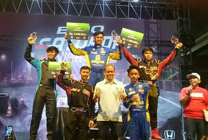 Gema Rizki di podium 1 bersama pemenang lain serta A. Hariono waketum olahraga mobil IMI Pusat. (foto : bs) 