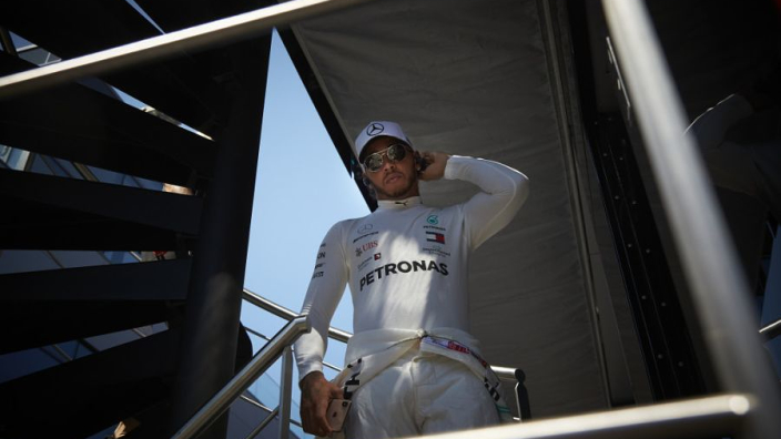 Mundur dari grid 2 ke 4 tak masalah buat Lewis Hamilton, tetap fokus ke podium. (Foto: GPfans)