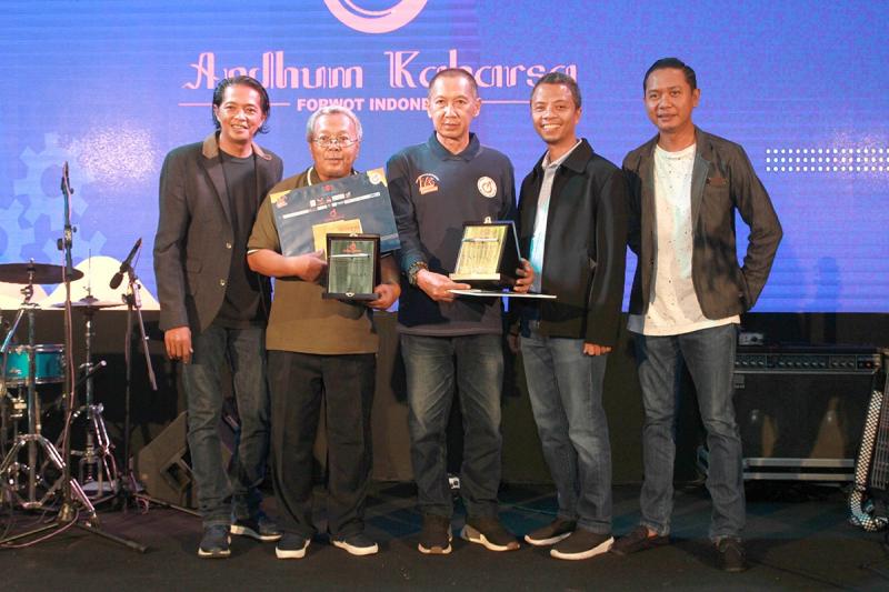 Forwot persembahkan lifetime achievement award kepada jurnalis otomotif sebagai bagian dari program Andhum Kaharsa