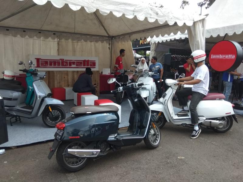 Para pengunjung Parjo 2019 dapat mencoba langsung Lambretta V-Special 2019 di Booth-nya. (anto) 
