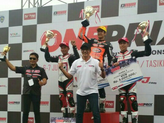 Rafid Topan saat meraih podium 1 di Oneprix Championship Bukit Puesar Tasikmalaya Minggu 7 Juli 2019