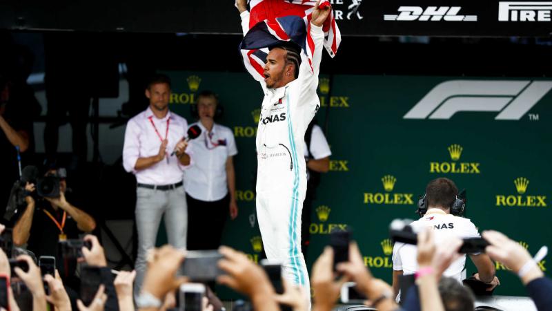 Selebrasi Lewis Hamilton di podium kemenangan Sirkuit Silverstone, Inggris (ist)