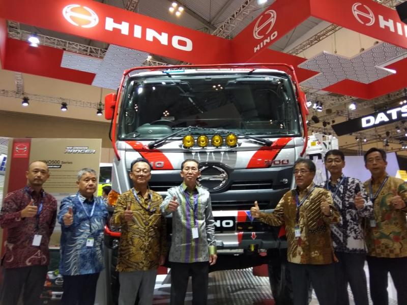 Manajemen Hino Indonesia, Hal inilah yang menjadi dasar tema Hino di GIIAS 2019, Trucks and buses that do more, Be Connected to Customer’s Future by Human Touch & Information Technology. (anto) 