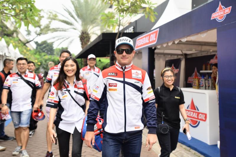 Rider Federal Oil Gresini Moto2 Team mendapat sambutan hangat saat menyambangi Jakarta