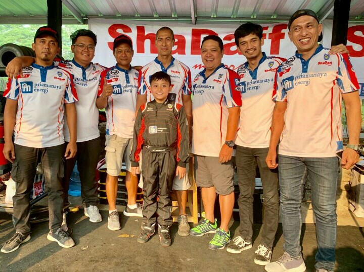 Kanaka Azarel Gusasi bersama sang ayah Andre Gusasi, chief enginer Didi Soekarja dan tim Shadaff Motorsport