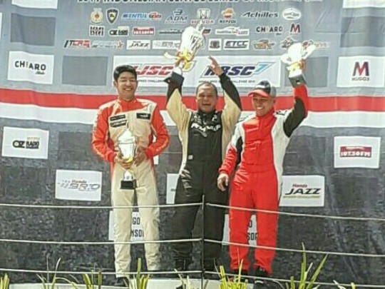 Rizal Sungkar (tengah) diantara Adrian Paruntu dan Ferrel Fadhil di podium HJSC. (foto : bs) 