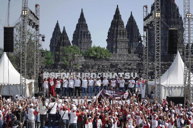 Kemeriahan acara bersama komunitas Daihatsu dan Masyarakat setempat berlatar Candi Prambanan pada Sedulur Daihatsu 2019. (dok. Daihatsu) 