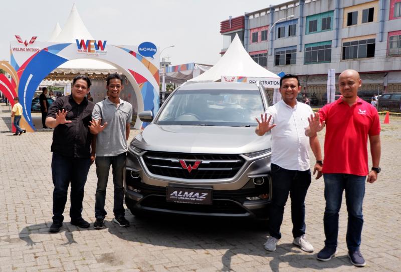 Perwakilan Wuling Motors dan PT Arista Jaya Lestari secara resmi membuka Wuling Experience Weekend di Kota Medan. (dok. Wuling)