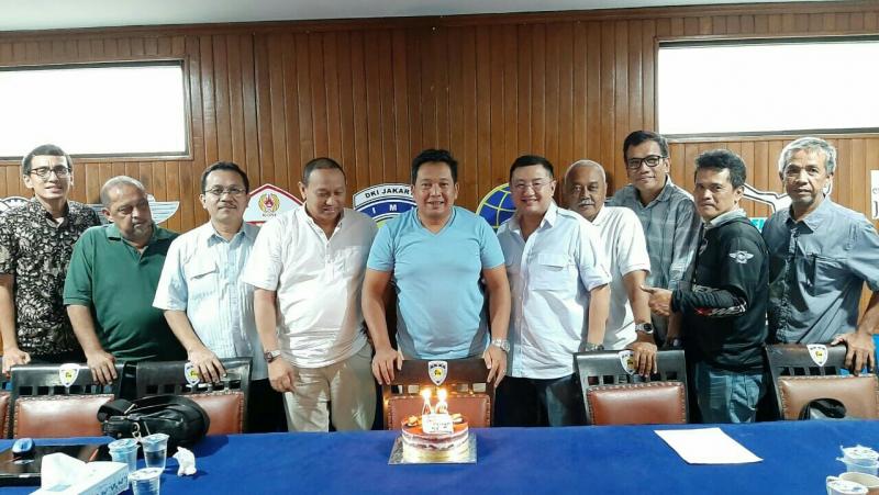 Dodi Irawan dengan kejutan cake ulang tahun bersama pengurus IMI DKI
