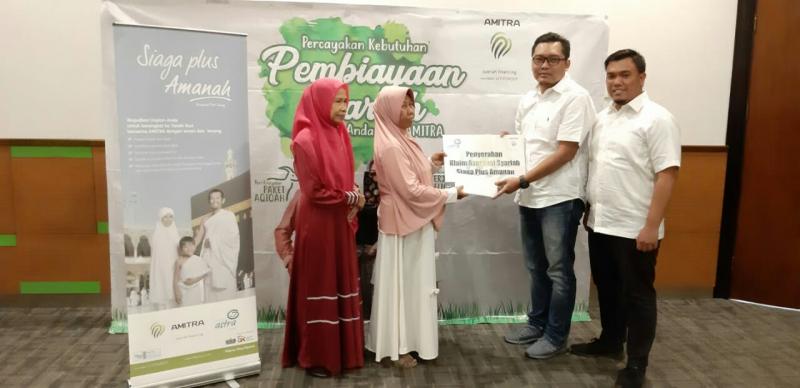 AMITRA brand dari FIFGroup serahkan klaim pertama pembiayaan paket umroh syariah di Tegal, Jawa Tengah. 