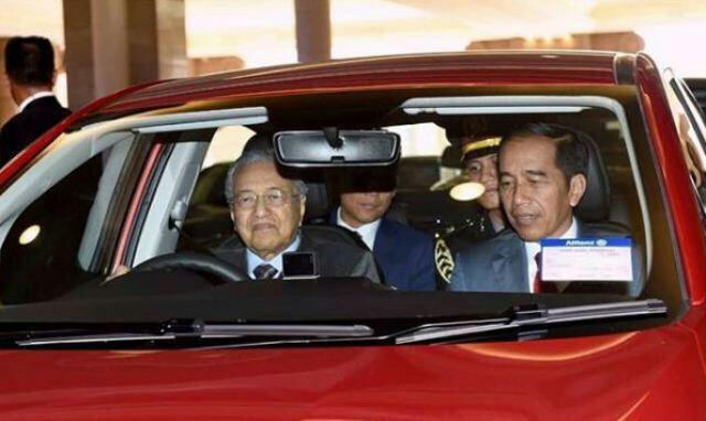 Presiden Jokowi disopirin PM Malaysia DR Mahathir Mohammad.  (foto : ig Jokowi) 