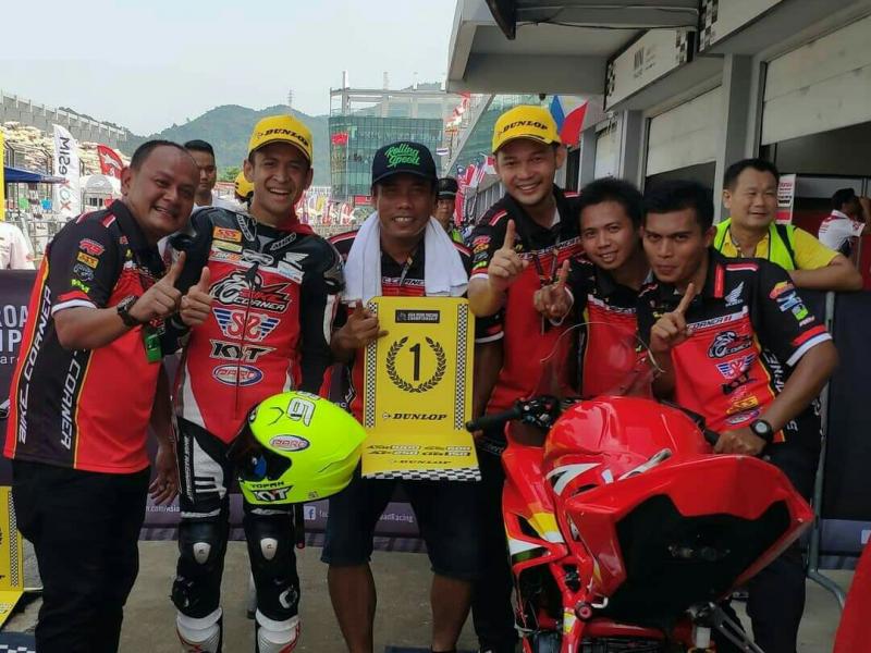 Rafid Topan rayakan double winner kelas AP250 Zhuhai bersama ofisial tim dari Indonesia
