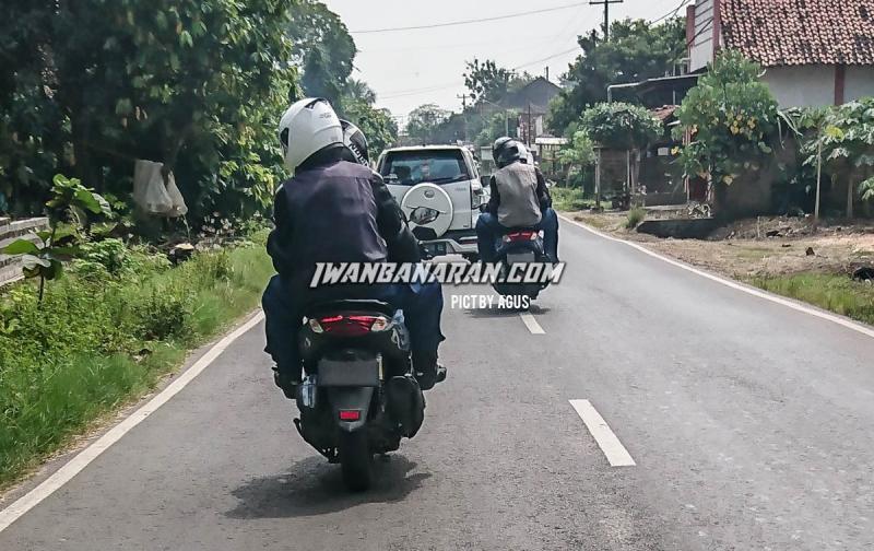 Foto motor yang dimensi serta garis desainnya mirip dengan Yamaha NMax ini dibidik pegiat otomotif Iwan Banaran dan tim di daerah Lampung. (dok. IWB).