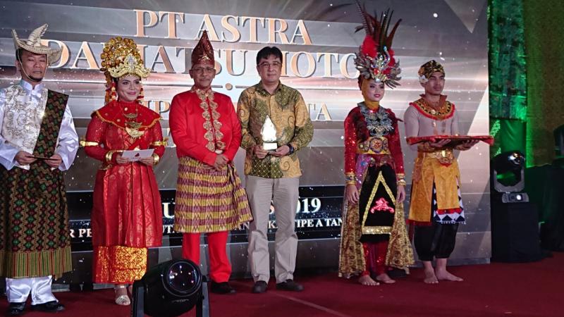 Johan Export – Import Division Head PT ADM Menerima Penghargaan MITA Importir Terbaik dari KPU Bea Cukai Tanjung Priok. (dok. ADM)