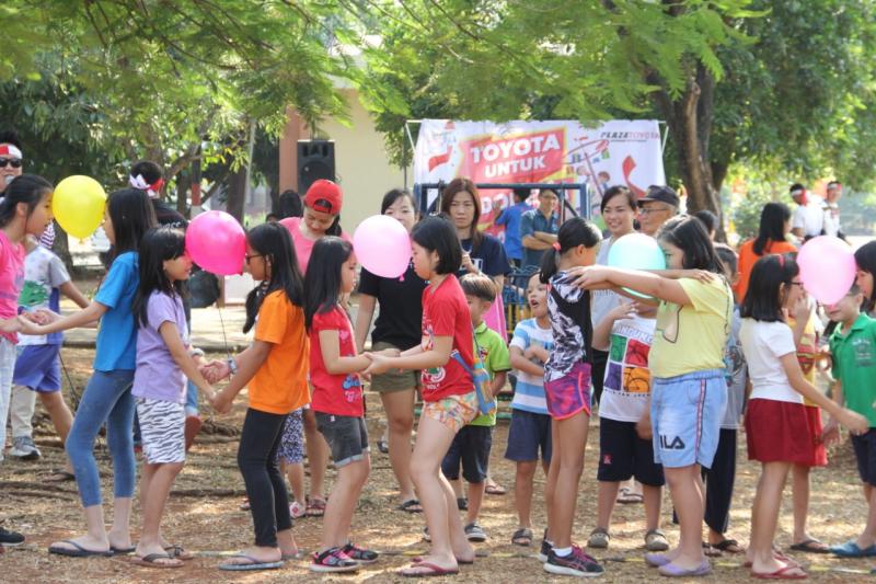 Semarak Pesta Merdeka juga dimeriahkan dengan berbagai pertandingan, termasuk lomba foto dengan sejumlah hadiah menarik yang melibatkan warga perumahan. (dok. Toyota) 