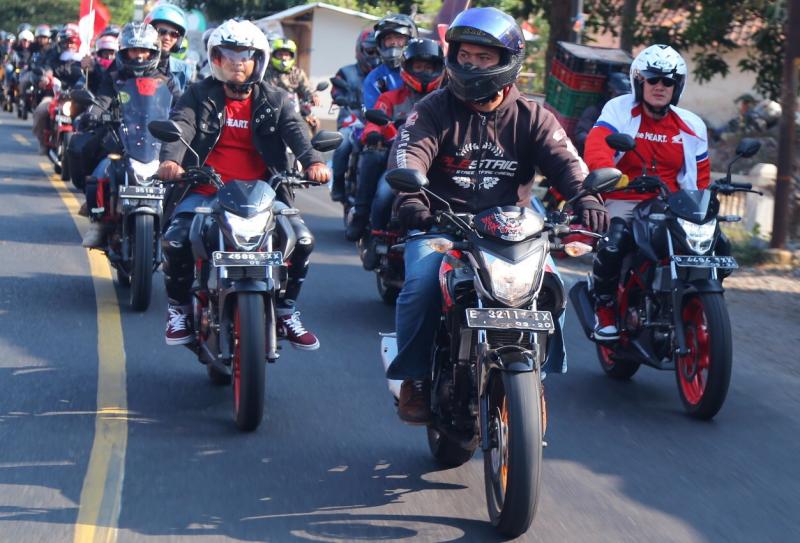 Sebanyak 2.800 bikers dari 56 komunitas dan paguyuban Honda CB150R StreetFire bersama pecinta sepeda motor Honda meriahkan HUT RI ke-74